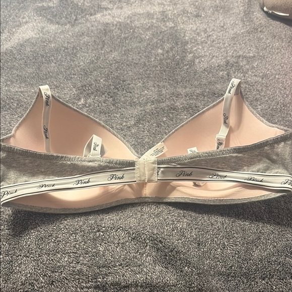 PINK Victoria's Secret Gray T-Shirt Bra with Molded Cups - Picture 2 of 3